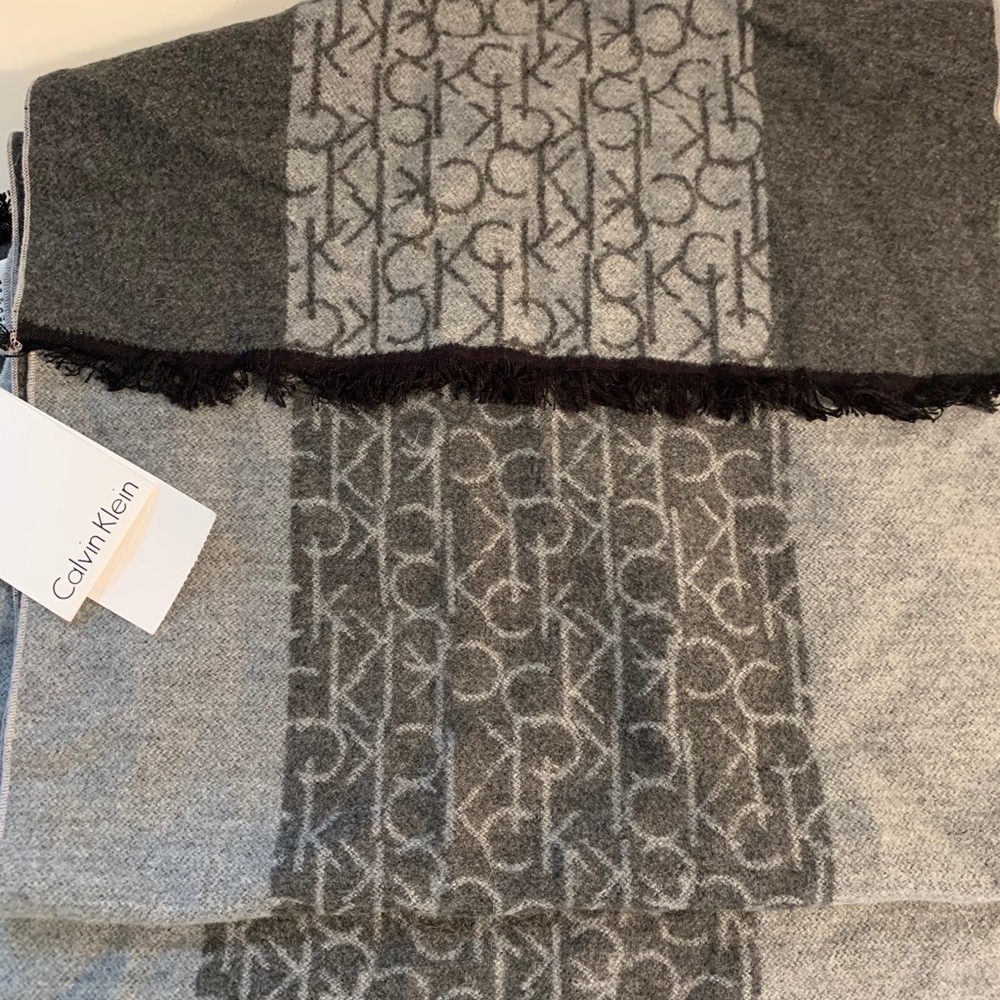 Calvin Klein grey scarf